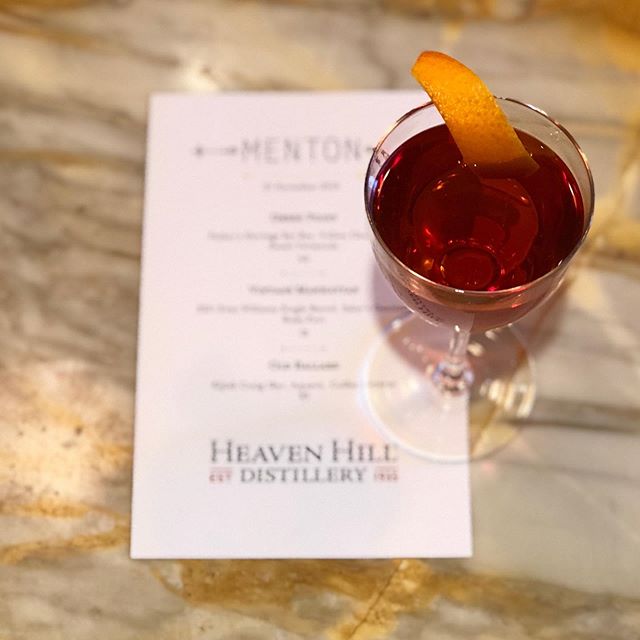 It’s a beautiful night to stop by The Gold Bar and enjoy cocktails with @heavenhilldistillery 🤗 We’ll be serving luxury manhattan’s and other creations until 7 PM! 🥂
•
•
•
•
•
#menton #finedining #tastingmenu #bostonfood #bostonfoodies #igersboston #bostonbites #boston #fortpoint #seaportfood #seaportboston #southend #southendboston #barbaralynch #barbaralynchfood #heavenhilldistillery #heavenhillbourbon